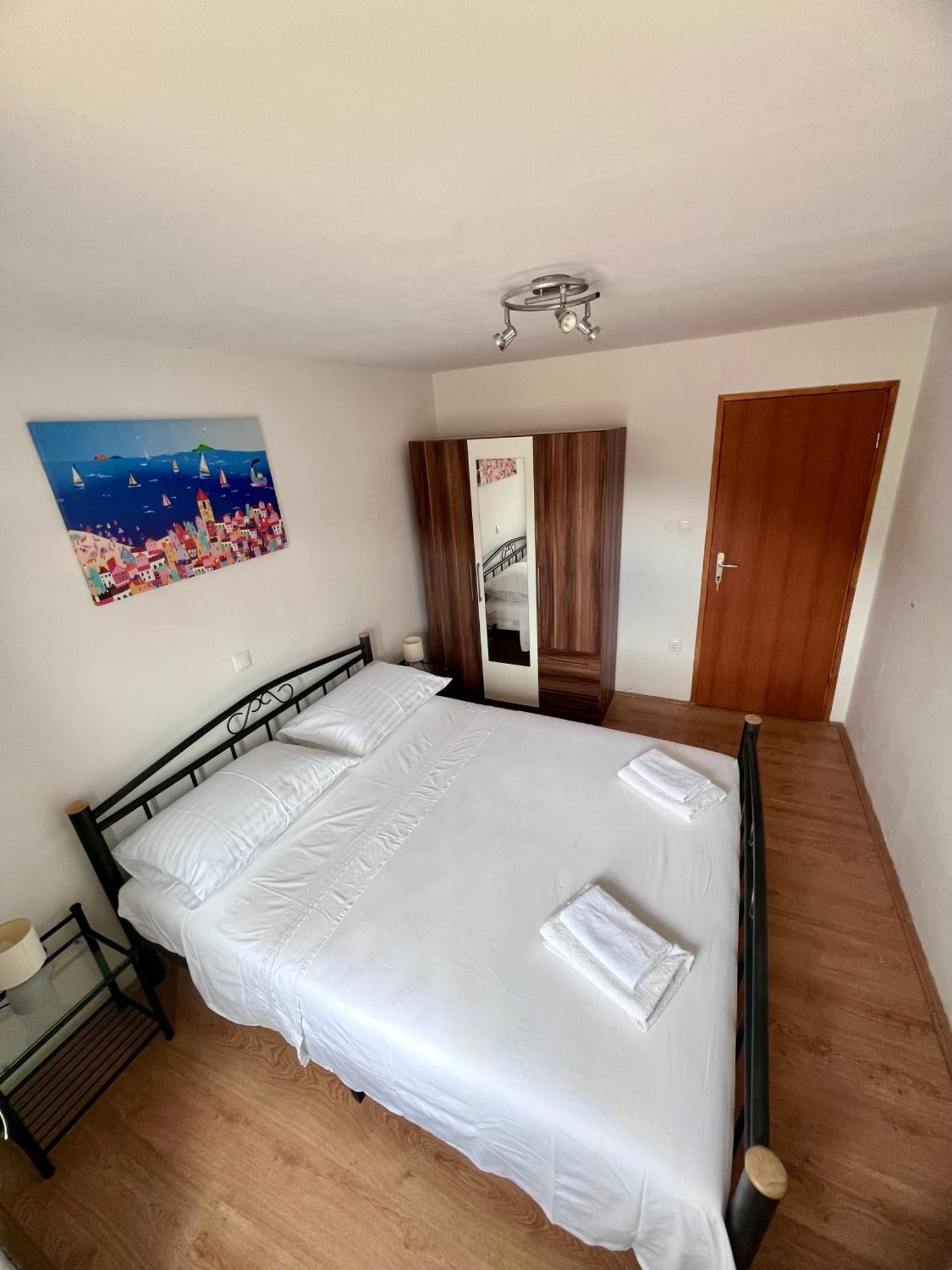Apartments Tudor Nikola Хвар Экстерьер фото