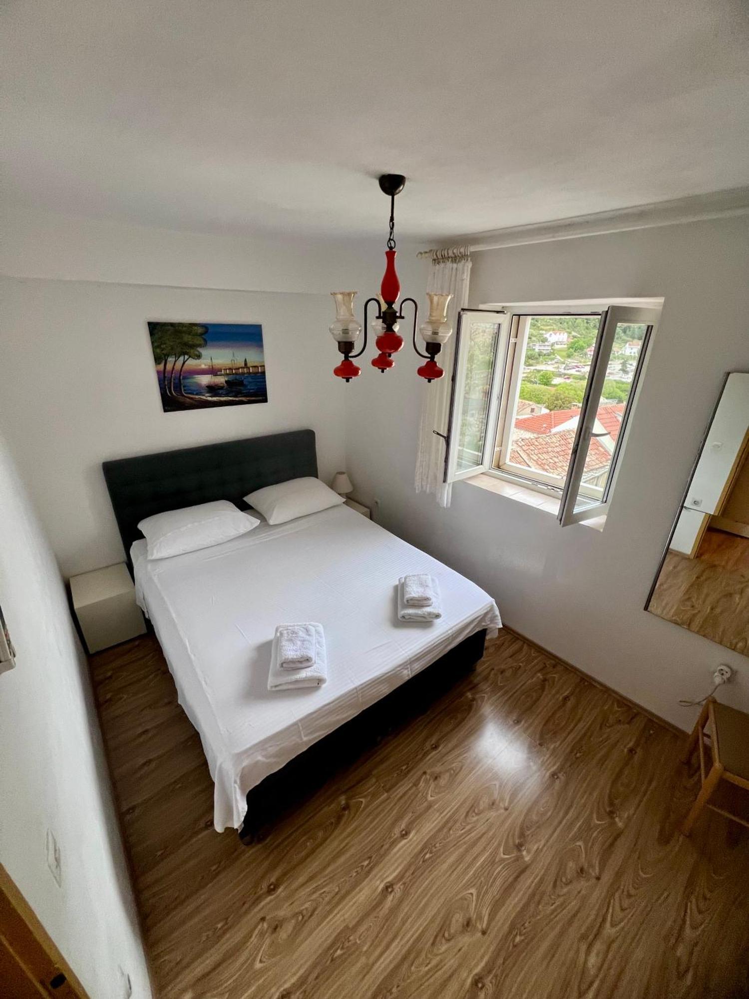 Apartments Tudor Nikola Хвар Экстерьер фото