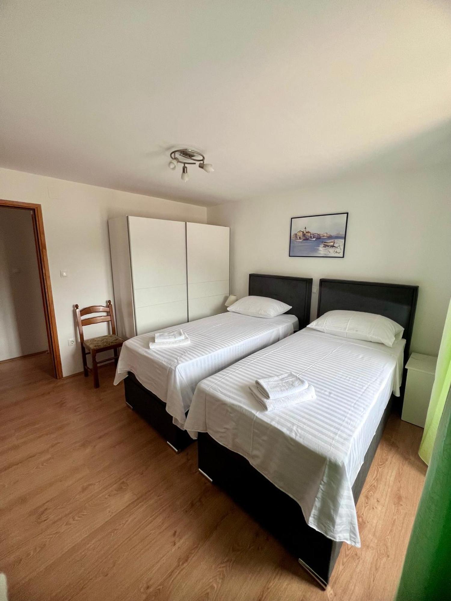 Apartments Tudor Nikola Хвар Экстерьер фото